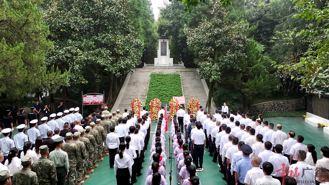 我市舉行烈士紀(jì)念日向烈士敬獻(xiàn)花籃儀式